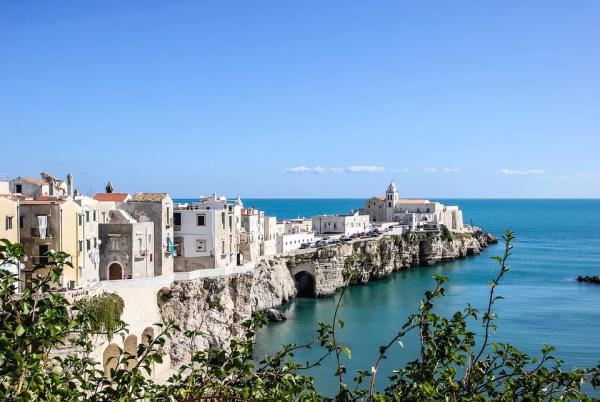 A picturesque cliff by the seaside in Puglia. Where is Puglia? It's the easternmost region in Italy.