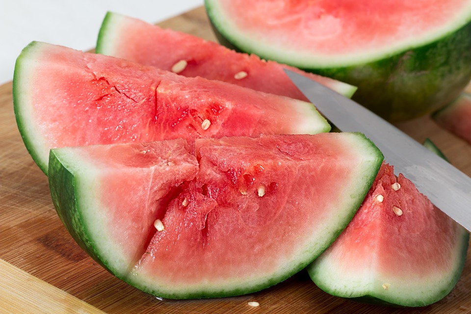 The best knife to cut watermelon.